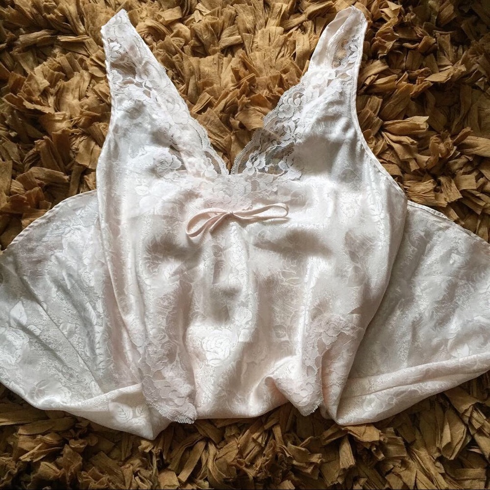 Val Mode, peach cream pin up slip!